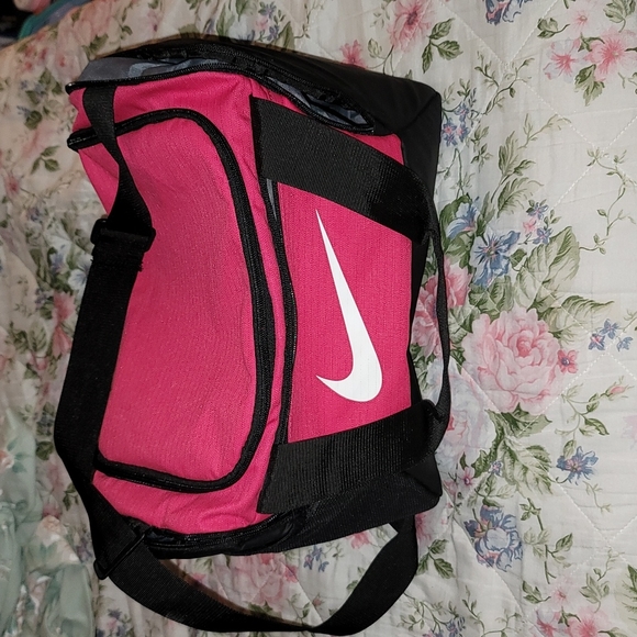 Nike duffle bag logo pink & black gym or travel